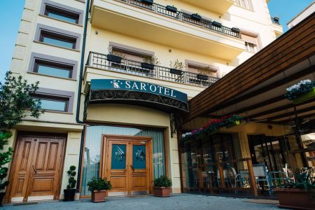 Sar&apos;Otel